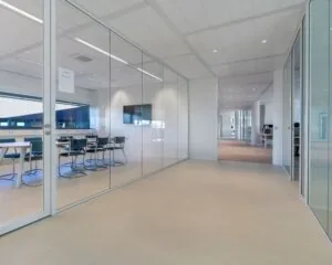 Moderne kantoorruimte op Stationsplein Noordoost 438 in Schiphol-Oost met glazen vergaderruimte en strakke inrichting.