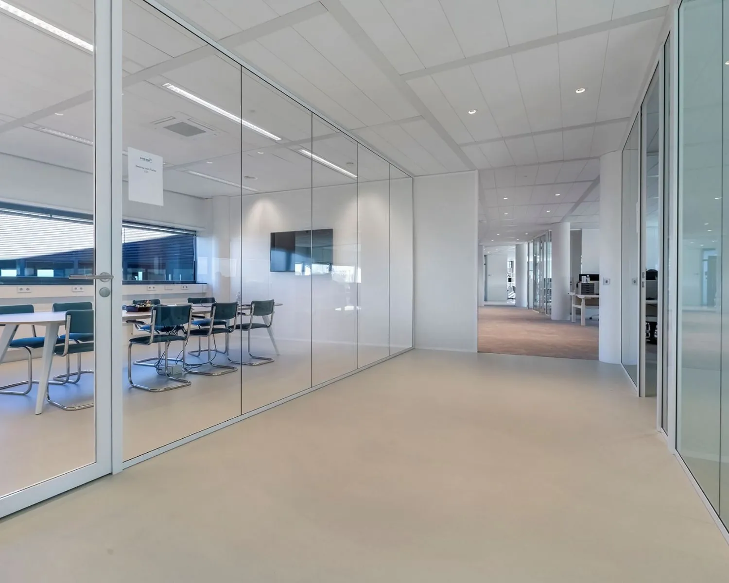 Moderne kantoorruimte op Stationsplein Noordoost 438 in Schiphol-Oost met glazen vergaderruimte en strakke inrichting.