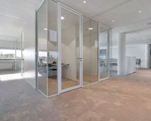 Moderne kantoorruimte met glazen vergaderruimtes in een kantoorgebouw aan het Stationsplein NO 438 in Schiphol-Oost.