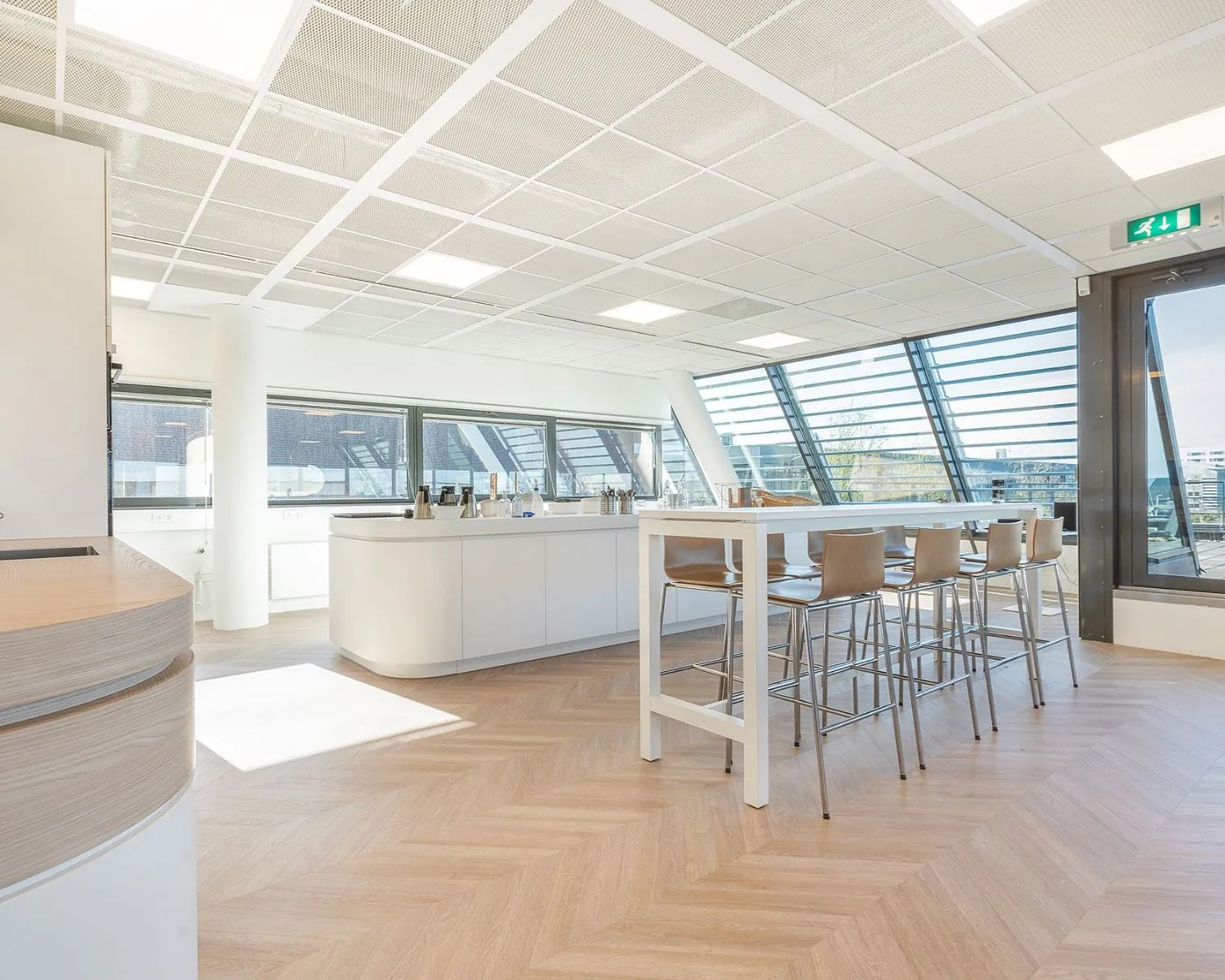 Moderne, lichte kantoorruimte met een open keuken en hoge ramen aan het Stationsplein NO 438 in Schiphol-Oost.