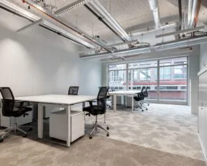 Moderne kantoorruimte met bureaus en bureaustoelen aan het Velperplein 23 in Arnhem.
