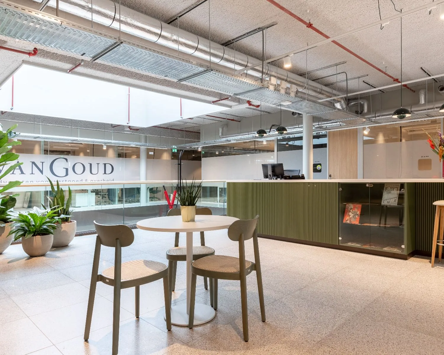 Moderne kantoorruimte met zithoek, planten en balie aan het Velperplein 23 in Arnhem.