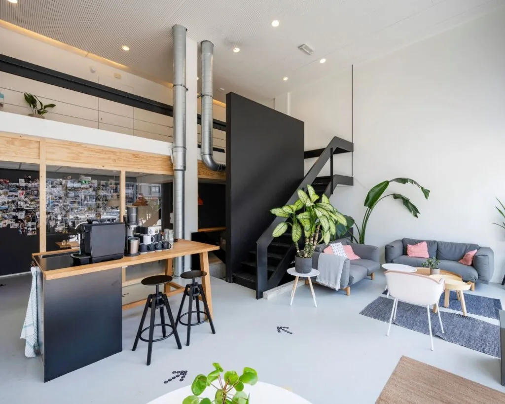 Moderne en lichte kantoorruimte aan de Weesperstraat 61 in Amsterdam met een zithoek, koffiecorner en industriële details.