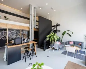 Moderne en lichte kantoorruimte aan de Weesperstraat 61 in Amsterdam met een zithoek, koffiecorner en industriële details.