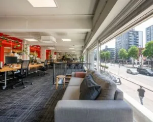 Moderne kantoorruimte aan de Weesperstraat 61 in Amsterdam met open werkplekken en uitzicht op de straat.