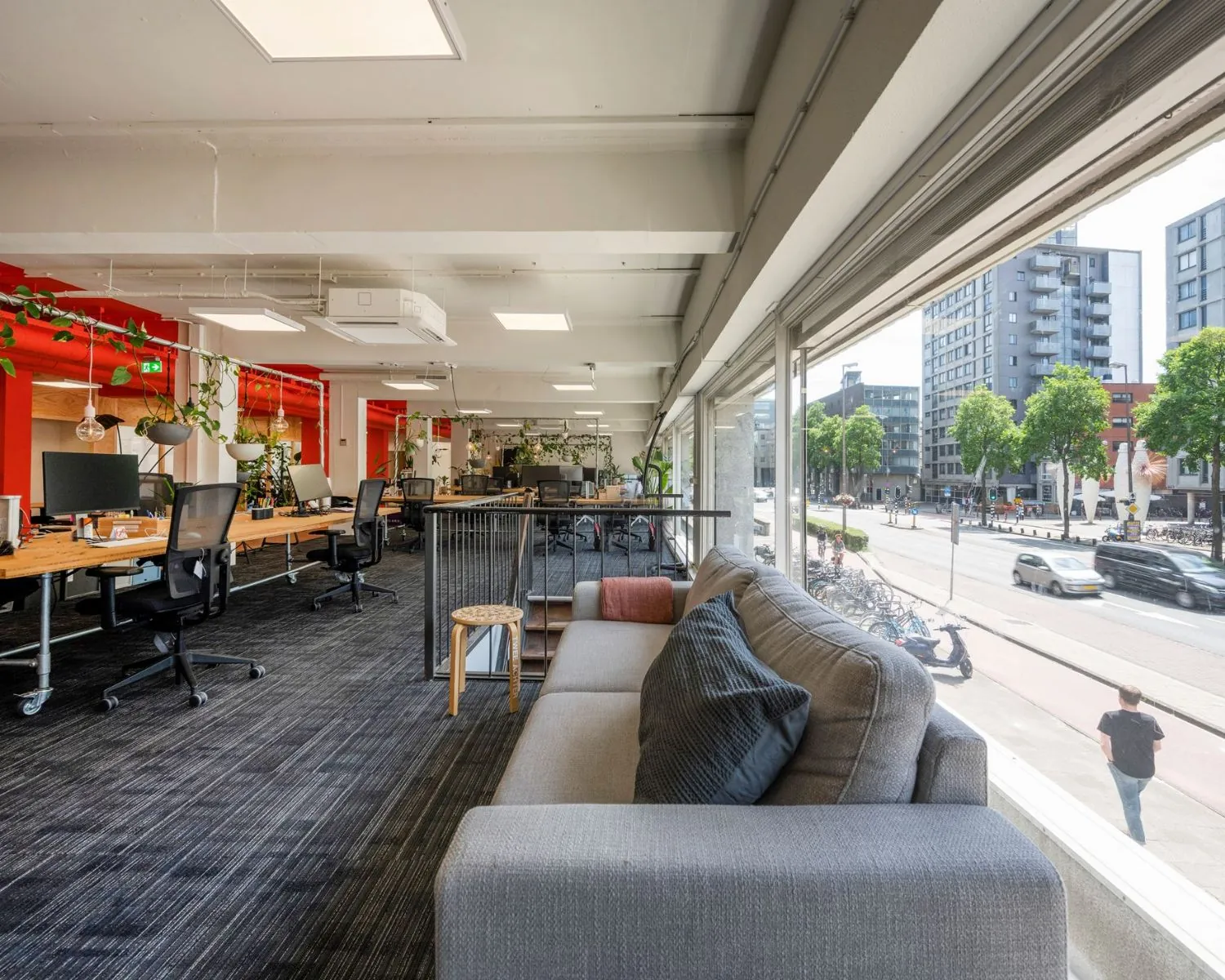Moderne kantoorruimte aan de Weesperstraat 61 in Amsterdam met open werkplekken en uitzicht op de straat.