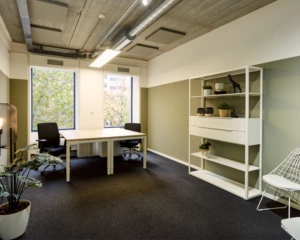 Moderne kantoorruimte met twee bureaus en een open kast aan de Westblaak 90 in Rotterdam.