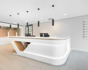Moderne en strak vormgegeven receptiebalie in een kantoorruimte aan het Willemsplein 2 in Den Bosch.