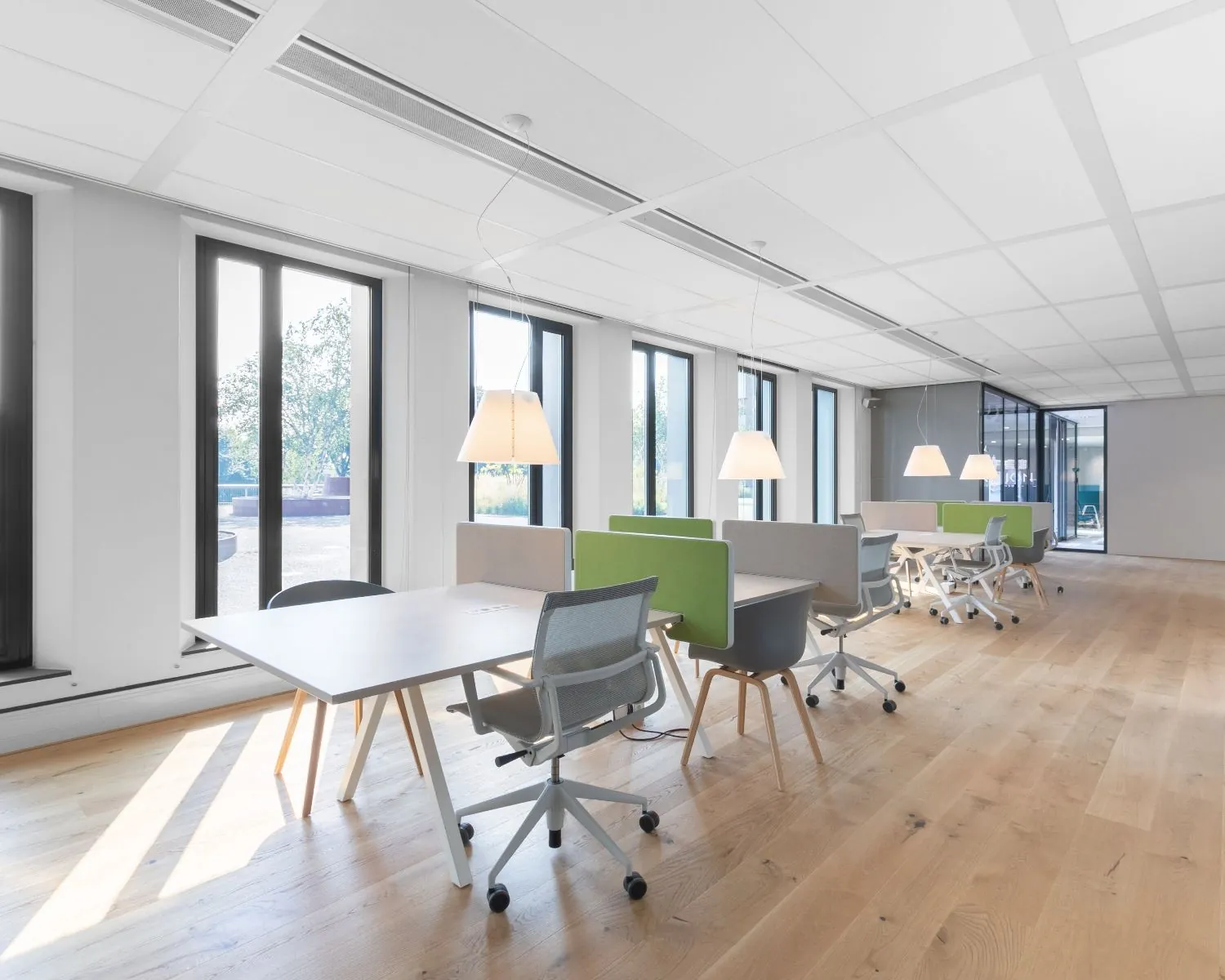 Moderne, lichte kantoorruimte met flexibele werkplekken aan het Willemsplein 2 in Den Bosch.