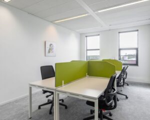 Moderne kantoorruimte met werkplekken en groene scheidingswanden aan de Databankweg 26-5 in Amersfoort.