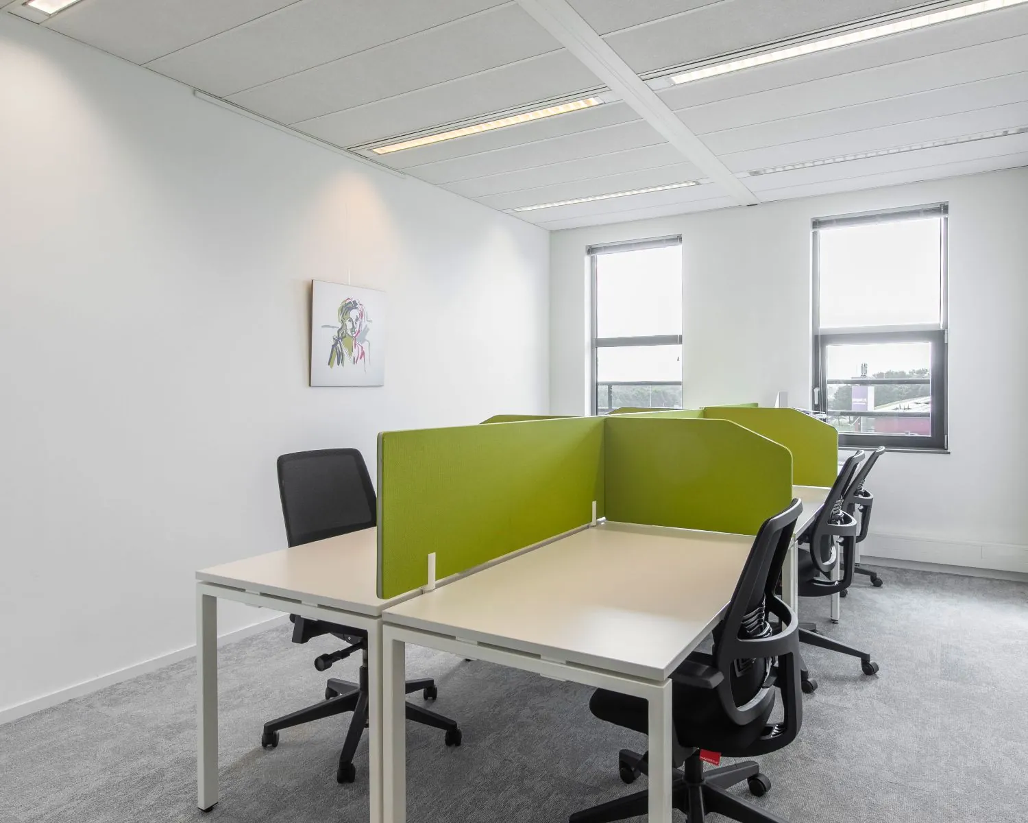 Moderne kantoorruimte met werkplekken en groene scheidingswanden aan de Databankweg 26-5 in Amersfoort.
