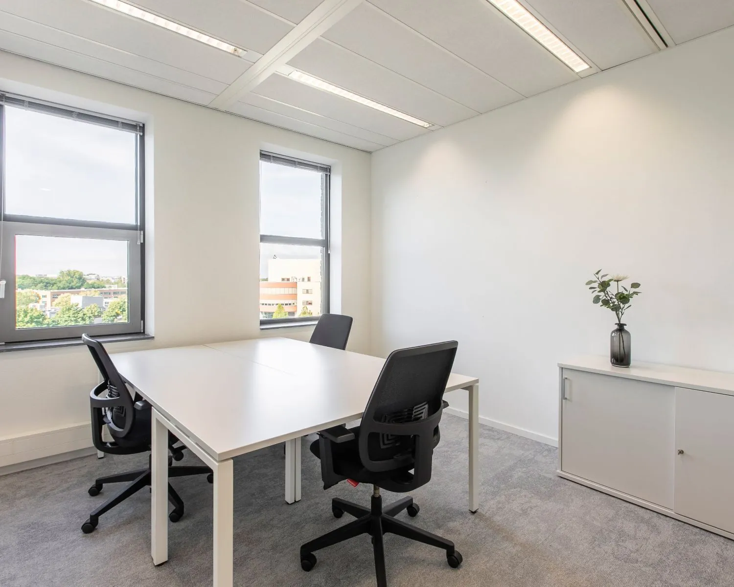 Moderne en lichte kantoorruimte met twee bureaus en stoelen aan de Databankweg 26 in Amersfoort.