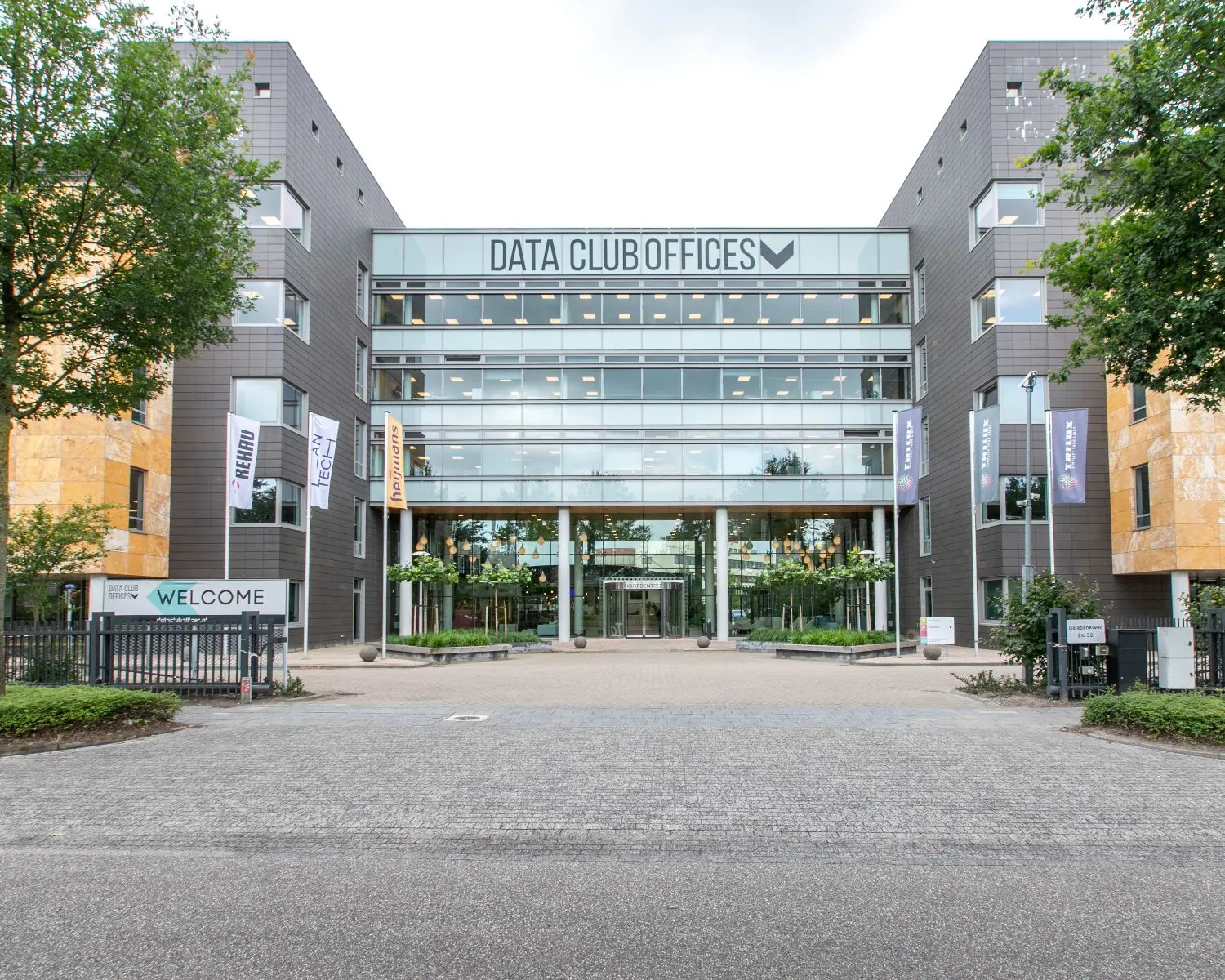 Modern kantoorgebouw aan de Databankweg 26-8 in Amersfoort met de naam "Data Club Offices".