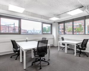 Lichte en moderne kantoorruimte met vier werkplekken aan het Stationsplein 13A in Amersfoort.