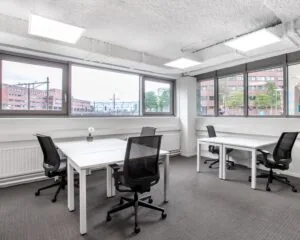 Lichte en moderne kantoorruimte met vier werkplekken aan het Stationsplein 13A in Amersfoort.