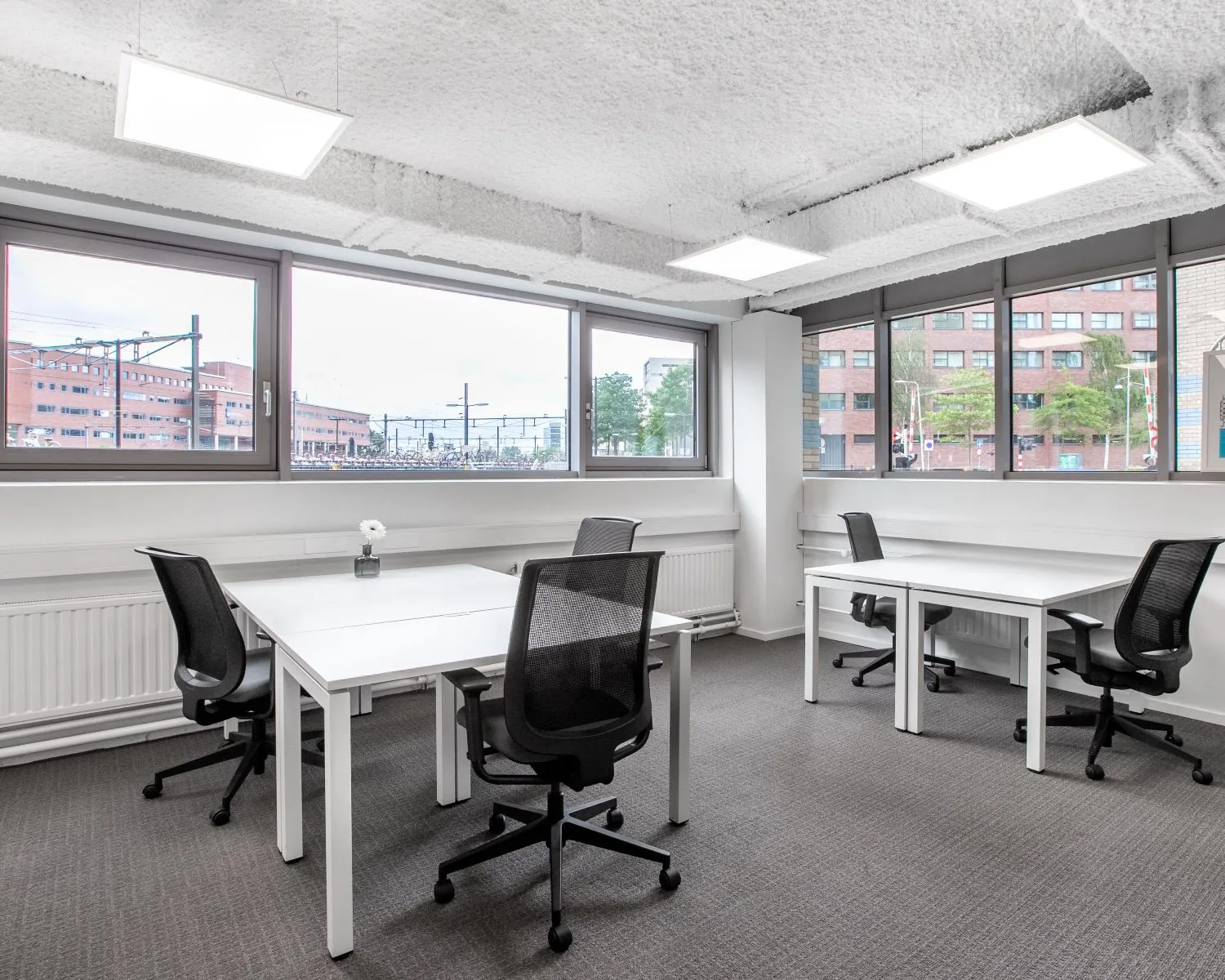 Lichte en moderne kantoorruimte met vier werkplekken aan het Stationsplein 13A in Amersfoort.