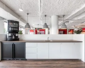 Moderne pantry met koffieautomaat in een lichte kantoorruimte aan het Stationsplein 13A in Amersfoort.