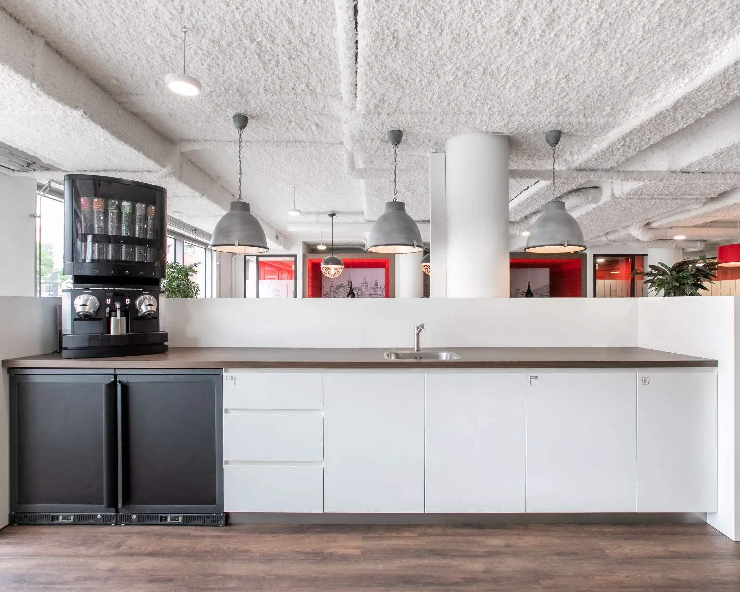 Moderne pantry met koffieautomaat in een lichte kantoorruimte aan het Stationsplein 13A in Amersfoort.