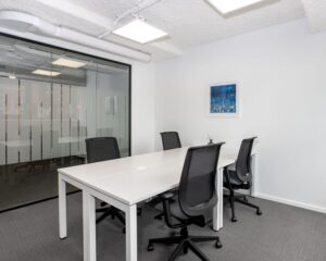 Moderne kantoorruimte met vier bureaustoelen en glazen wand aan het Stationsplein 13A in Amersfoort.