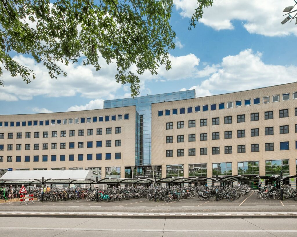 Kantoorpand aan het Stationsplein 13A in Amersfoort met fietsenstalling op de voorgrond.
