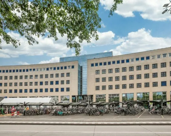 Kantoorpand aan het Stationsplein 13A in Amersfoort met fietsenstalling op de voorgrond.