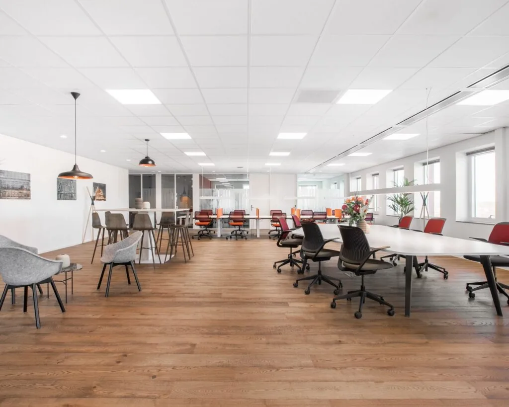 Moderne kantoorruimte in de Queenstower aan de Delflandlaan in Amsterdam met open werkplekken en vergadertafels.
