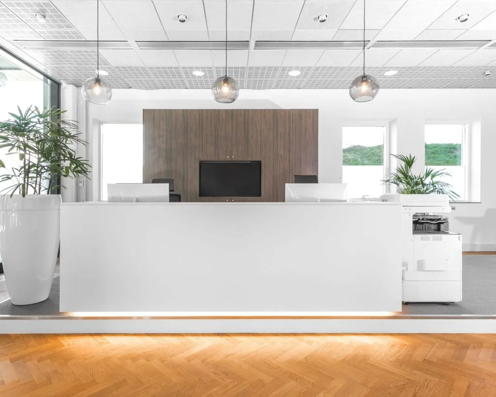 Moderne receptiebalie in de Queenstower aan de Delflandlaan in Amsterdam met strakke inrichting en natuurlijk licht.