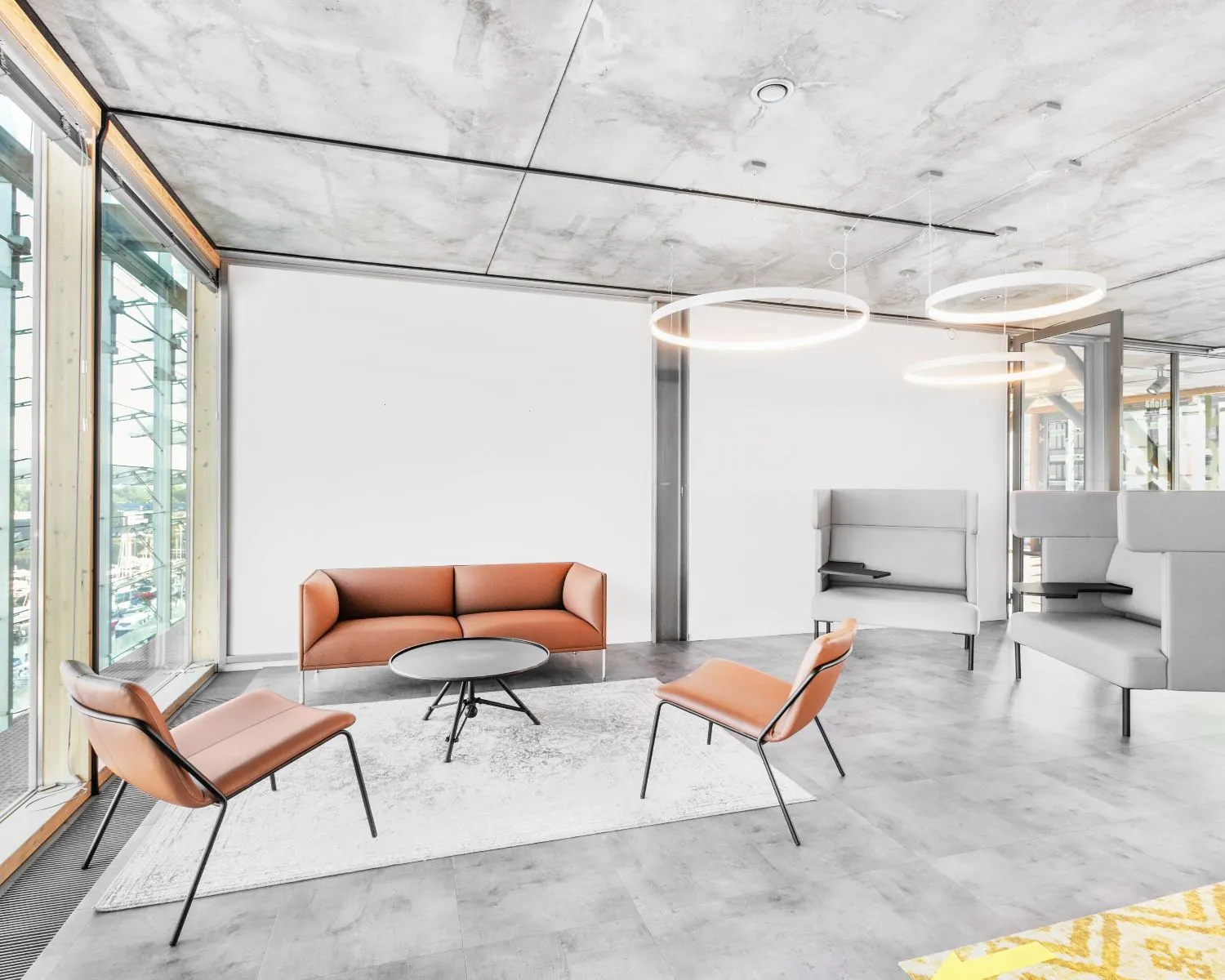 Moderne kantoorruimte te huur in Amsterdam met designmeubilair, grote ramen en minimalistische inrichting aan het Kraanspoor 50.