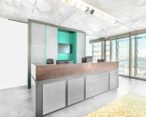 Moderne receptiebalie in een lichte kantoorruimte met uitzicht op het IJ in Amsterdam, gelegen aan Kraanspoor 50.