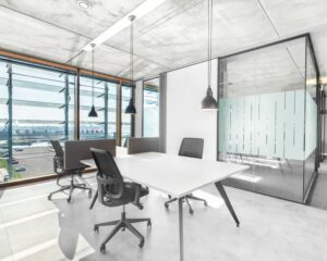 Moderne kantoorruimte met bureaus en glazen wanden aan de Kraanspoor 50 in Amsterdam.