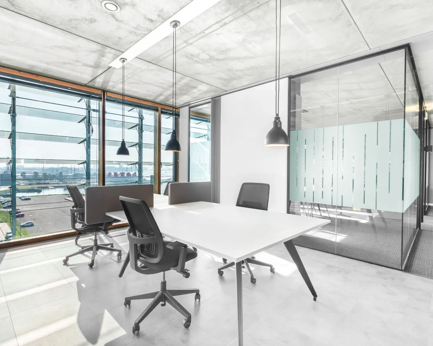 Moderne kantoorruimte met bureaus en glazen wanden aan de Kraanspoor 50 in Amsterdam.