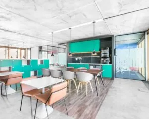 Moderne kantoorruimte met zithoeken en een keukenblok in het gebouw Kraanspoor 50 in Amsterdam.