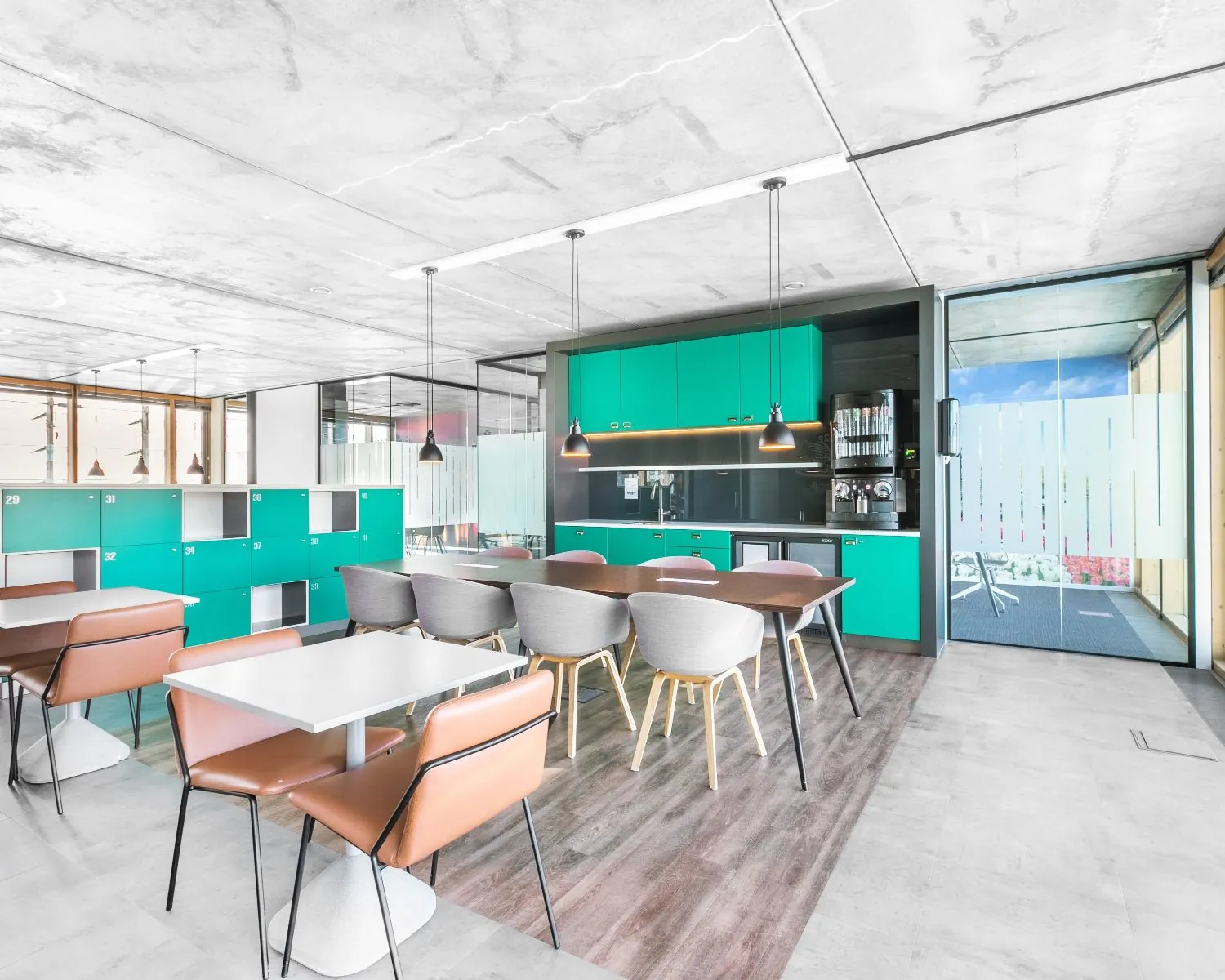 Moderne kantoorruimte met zithoeken en een keukenblok in het gebouw Kraanspoor 50 in Amsterdam.