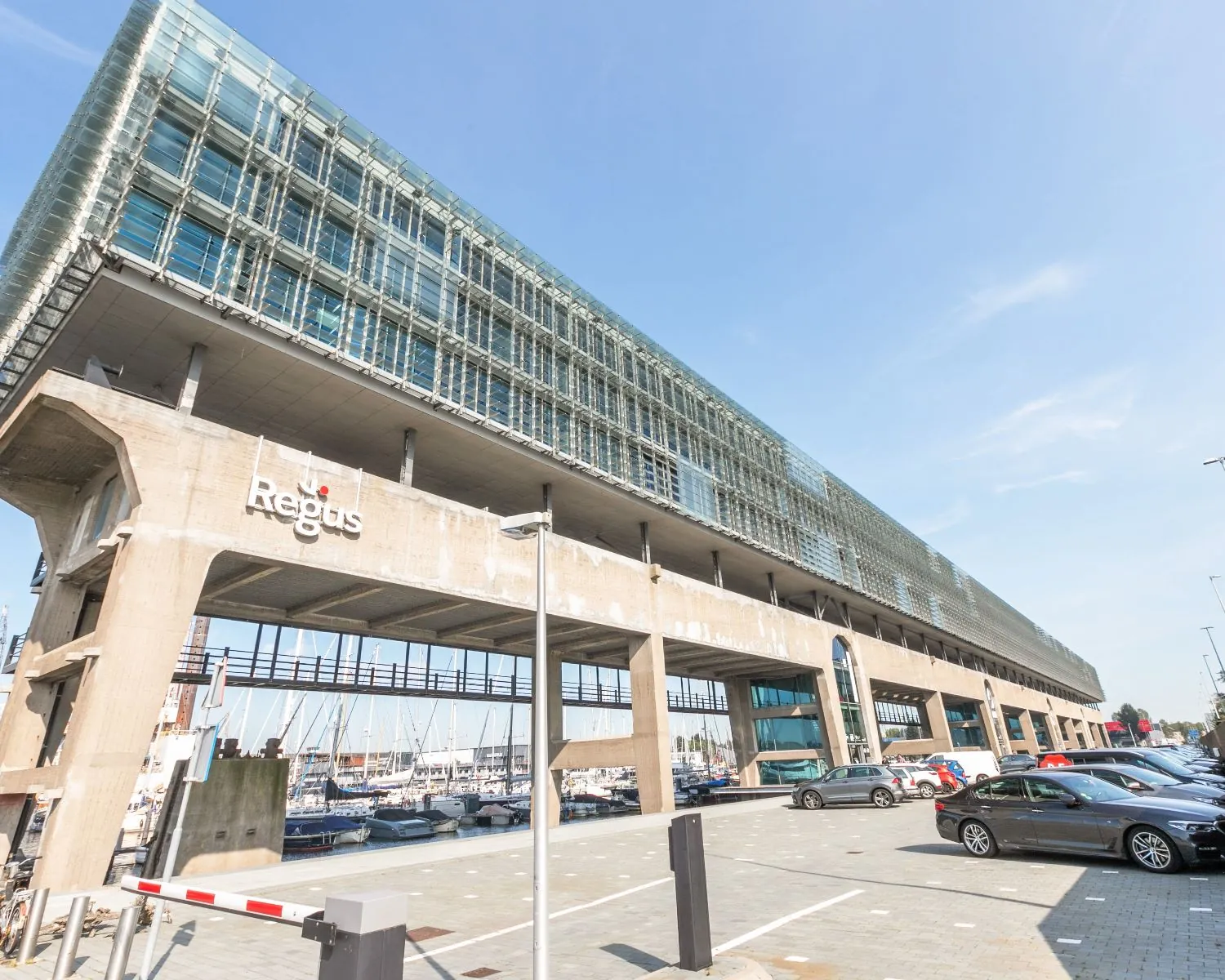 Modern kantoorgebouw aan het water in Amsterdam met glazen gevel, gelegen aan Kraanspoor 50.