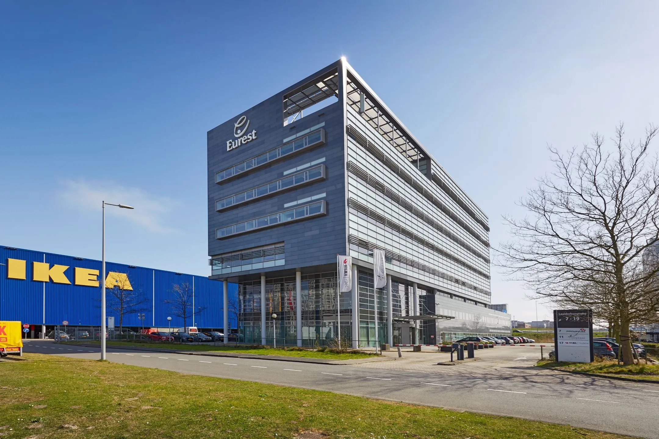 Modern kantoorgebouw aan de Laarderhoogtweg 7-19 in Amsterdam, gelegen naast IKEA.