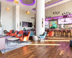 Moderne en kleurrijke lounge- en barruimte in het Leonardo Royal Hotel aan de Paul van Vlissingenstraat 24 in Amsterdam.