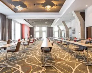 Ruime en moderne vergaderruimte in het Leonardo Royal Hotel aan de Paul van Vlissingenstraat 24 in Amsterdam.