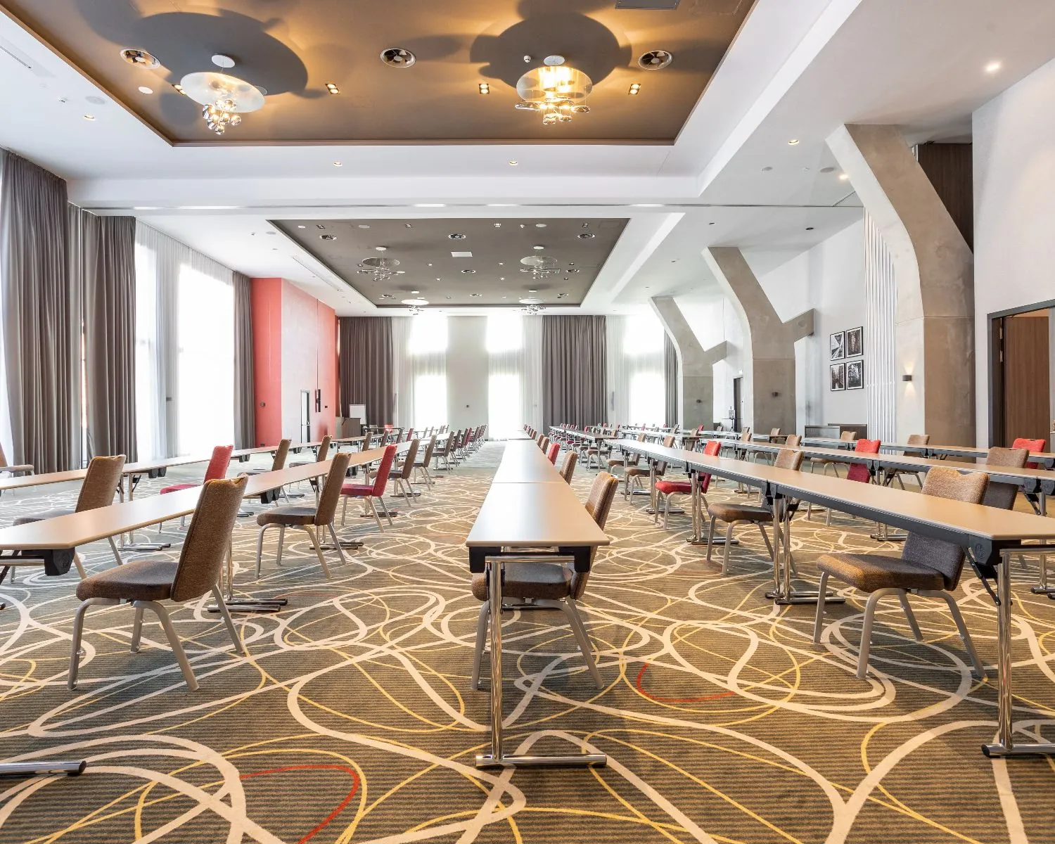 Ruime en moderne vergaderruimte in het Leonardo Royal Hotel aan de Paul van Vlissingenstraat 24 in Amsterdam.