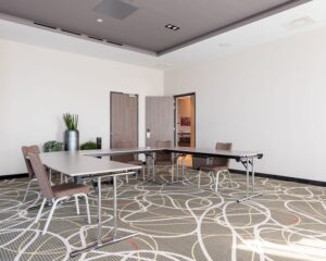Vergaderruimte met moderne inrichting en vergadertafels in het Leonardo Royal Hotel aan de Paul van Vlissingenstraat 24 in Amsterdam.