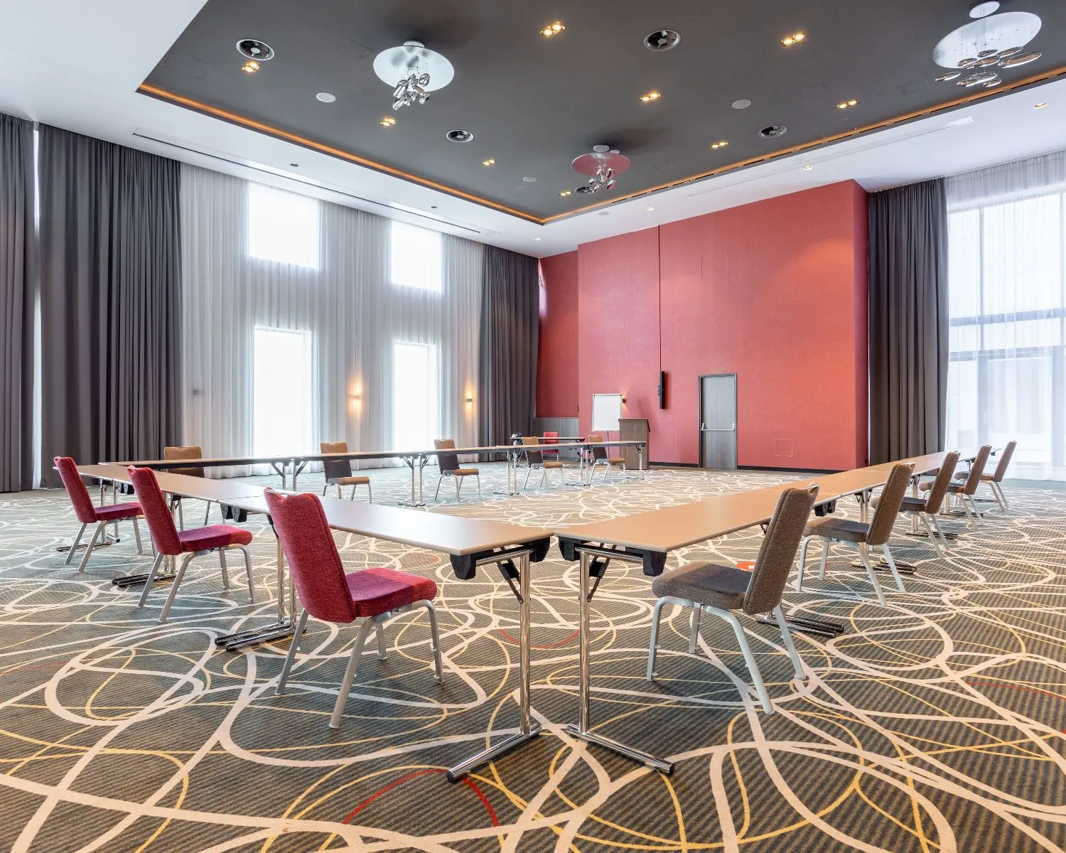 Ruime en moderne vergaderruimte in het Leonardo Royal Hotel aan de Paul van Vlissingenstraat 24 in Amsterdam.