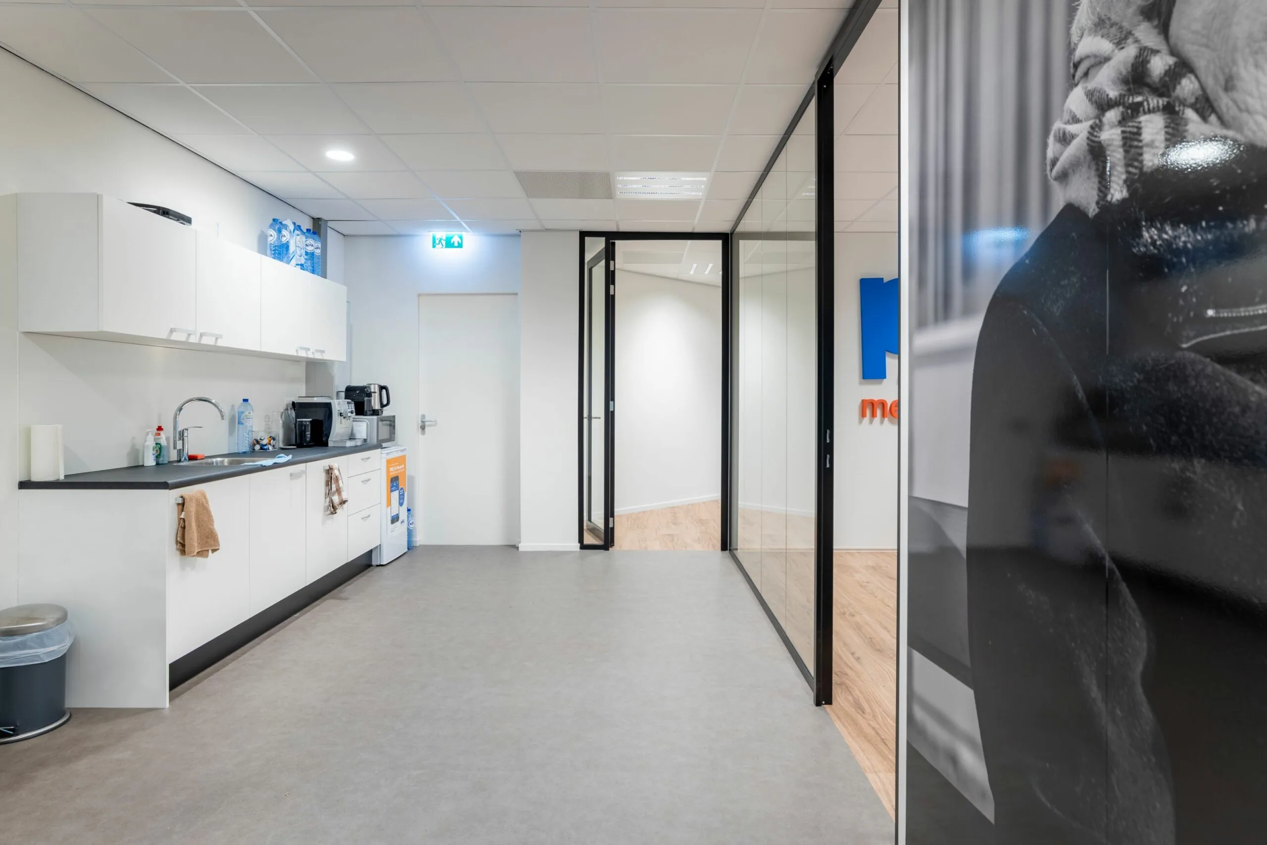 Moderne pantry en gang in een kantoorruimte aan de Overschiestraat 186 in Amsterdam.