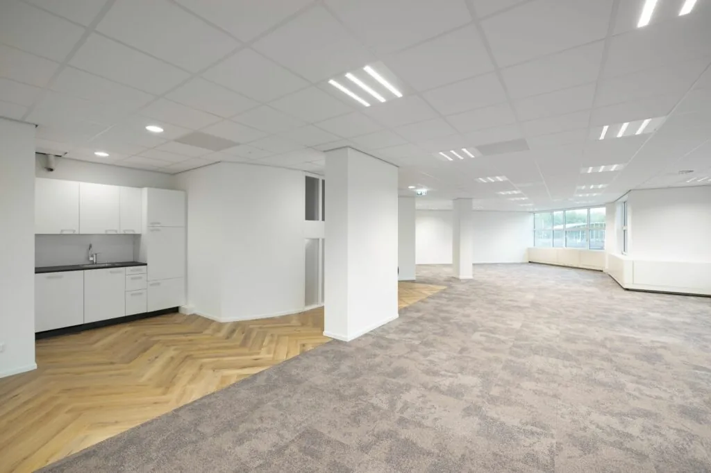 Moderne, lichte kantoorruimte met keukenblok aan de Overschiestraat 186 in Amsterdam.