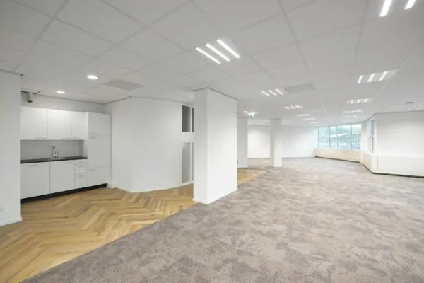 Moderne, lichte kantoorruimte met keukenblok aan de Overschiestraat 186 in Amsterdam.