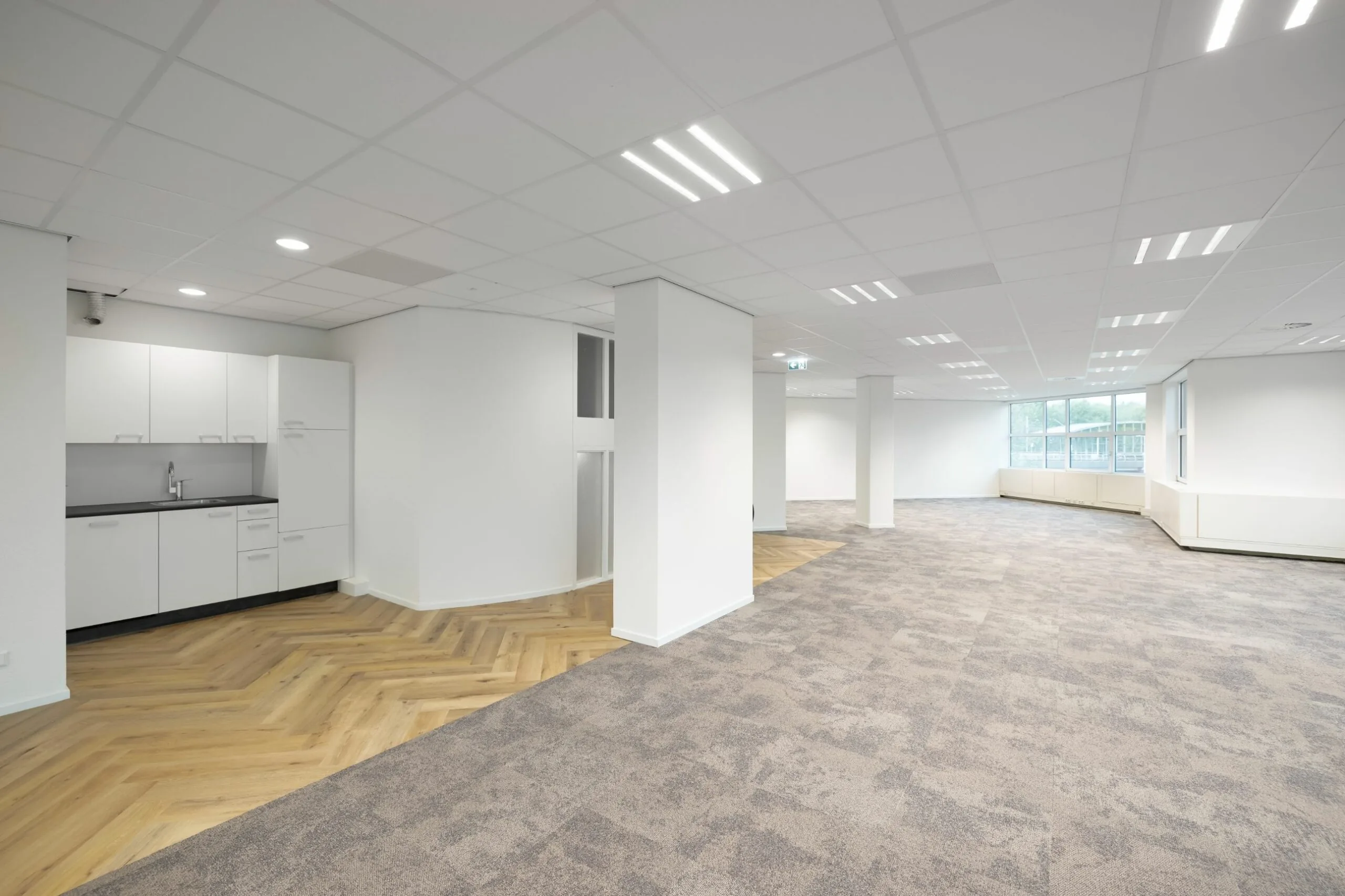 Moderne, lichte kantoorruimte met keukenblok aan de Overschiestraat 186 in Amsterdam.