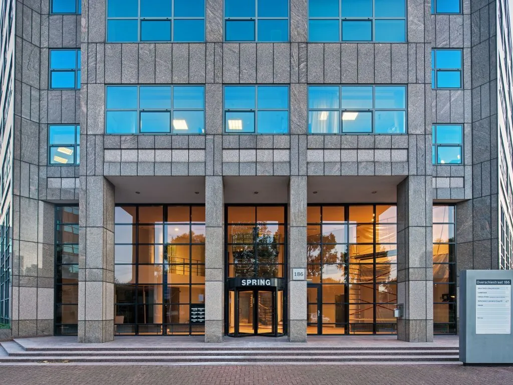Voorgevel van het kantoorgebouw aan de Overschiestraat 186 in Amsterdam met de ingang van SPRING.