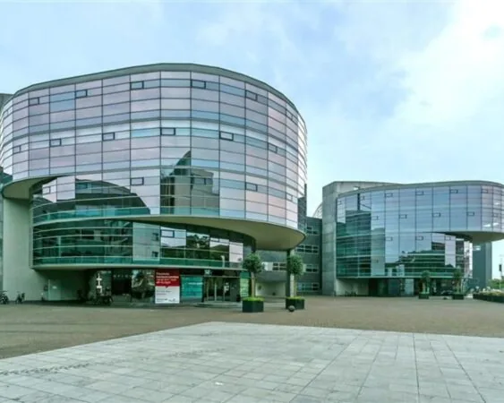 Moderne kantoorpanden met glazen gevels aan de Avenue Céramique 221 in Maastricht.