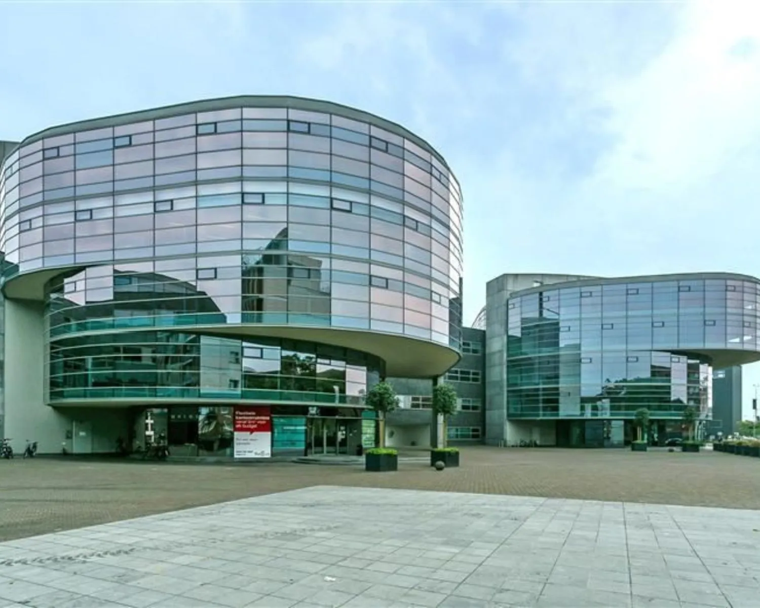 Moderne kantoorpanden met glazen gevels aan de Avenue Céramique 221 in Maastricht.