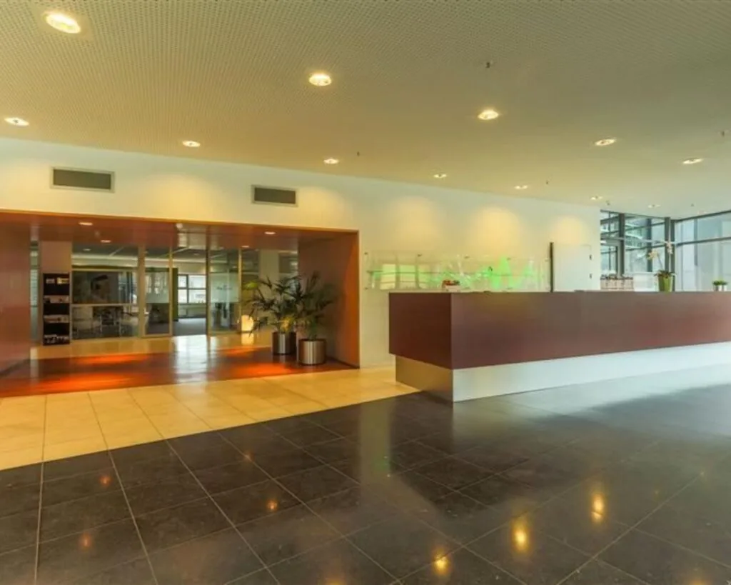Moderne entreehal met receptiebalie in het kantoorpand aan de Avenue Céramique 221.