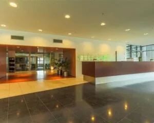 Moderne entreehal met receptiebalie in het kantoorpand aan de Avenue Céramique 221.