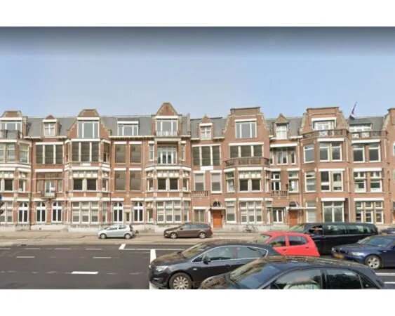 Voorgevel van een klassiek herenpand aan de Benoordenhoutseweg met meerdere kantoorruimtes te huur en geparkeerde auto's op de voorgrond.